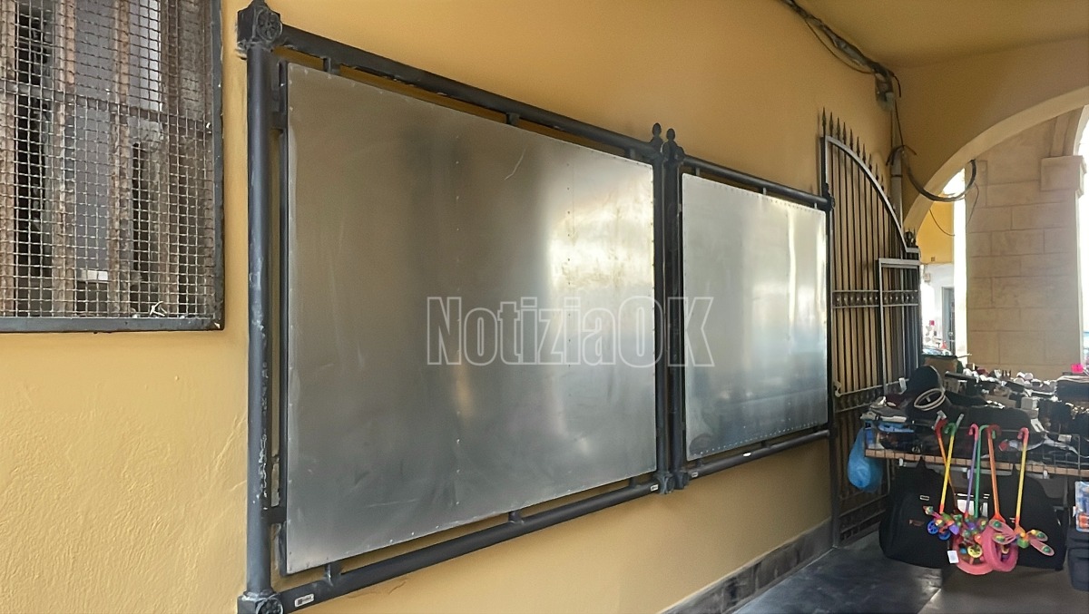 Crotone - Piazza Mercato, nuova bacheca funebre pronta a diventare punto di riferimento - 