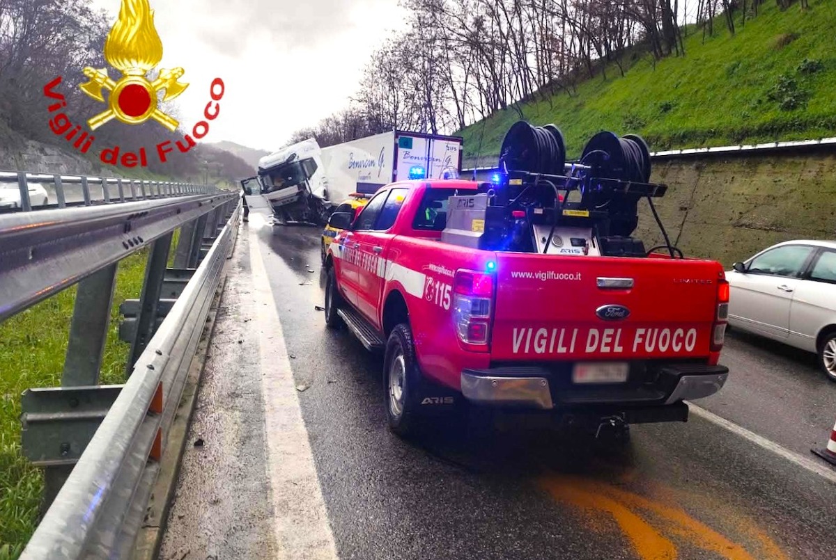 Incidente sull’A2 del Mediterraneo: camion si ribalta, traffico in tilt - 