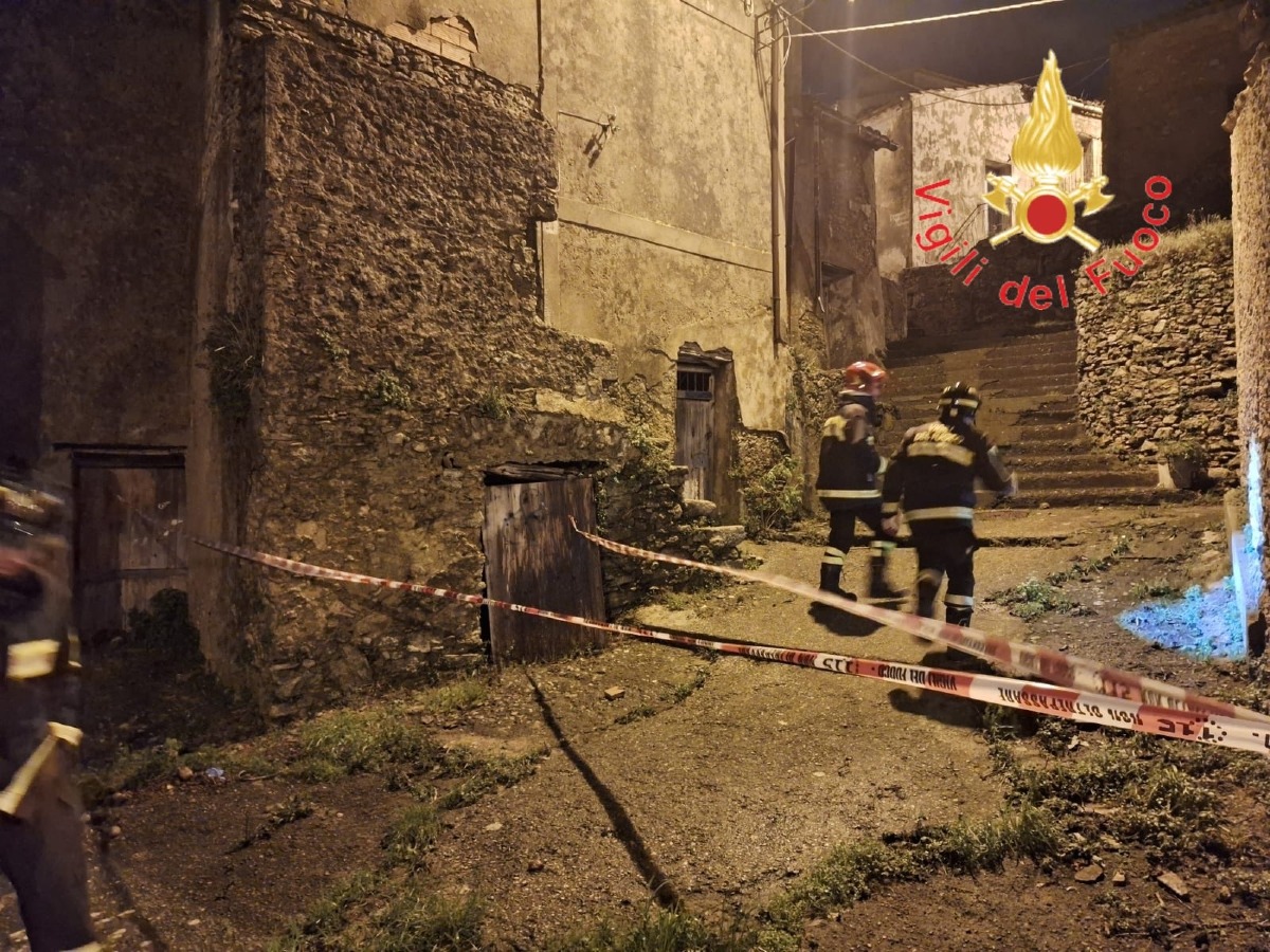 Crolla il tetto e il solaio di uno stabile: richiesto l'intervento dei Vigili del Fuoco - 