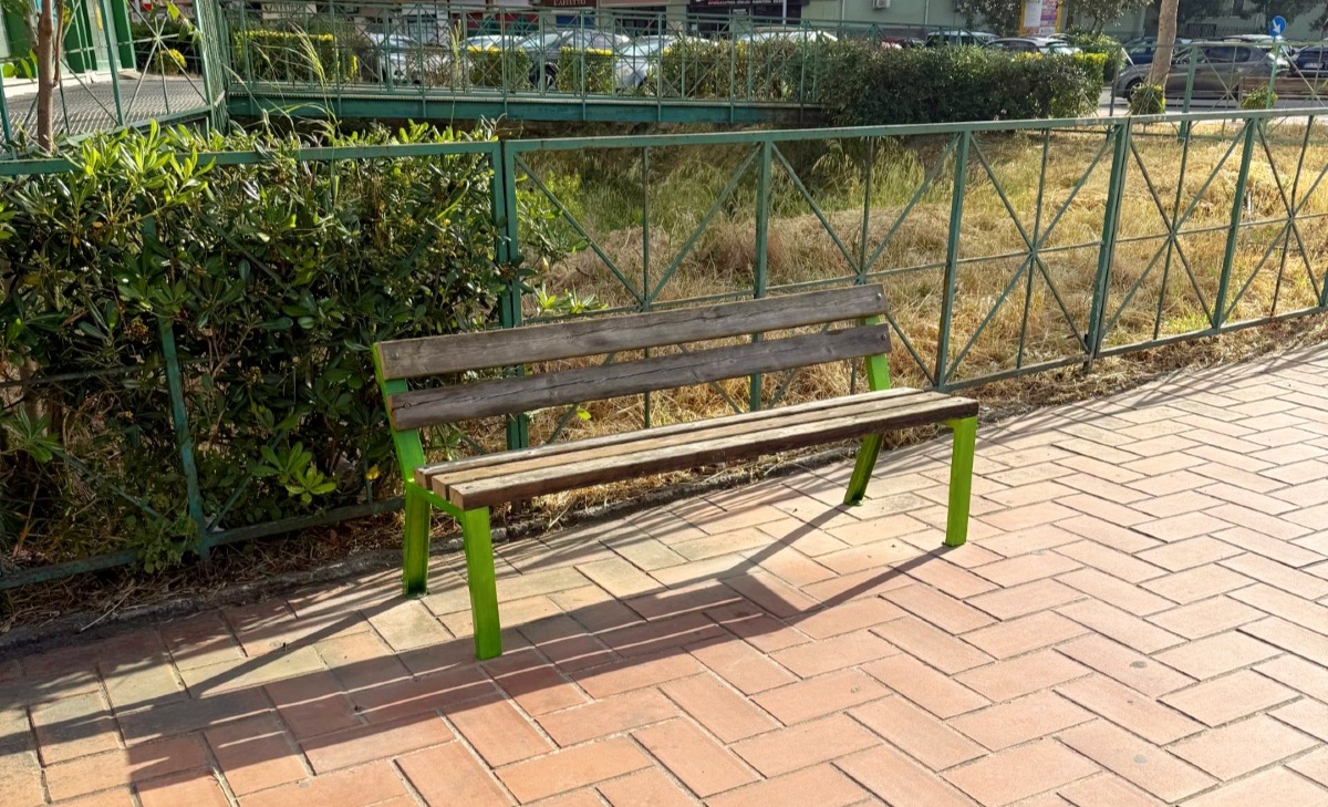 Nei Quartieri di Crotone - I cittadini scendono in campo: riparata la panchina di via M. Nicoletta - 