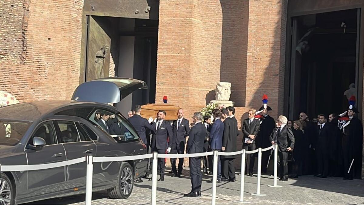 L’ultimo saluto a Valentino, “Grazie per avere creato bellezza” - 