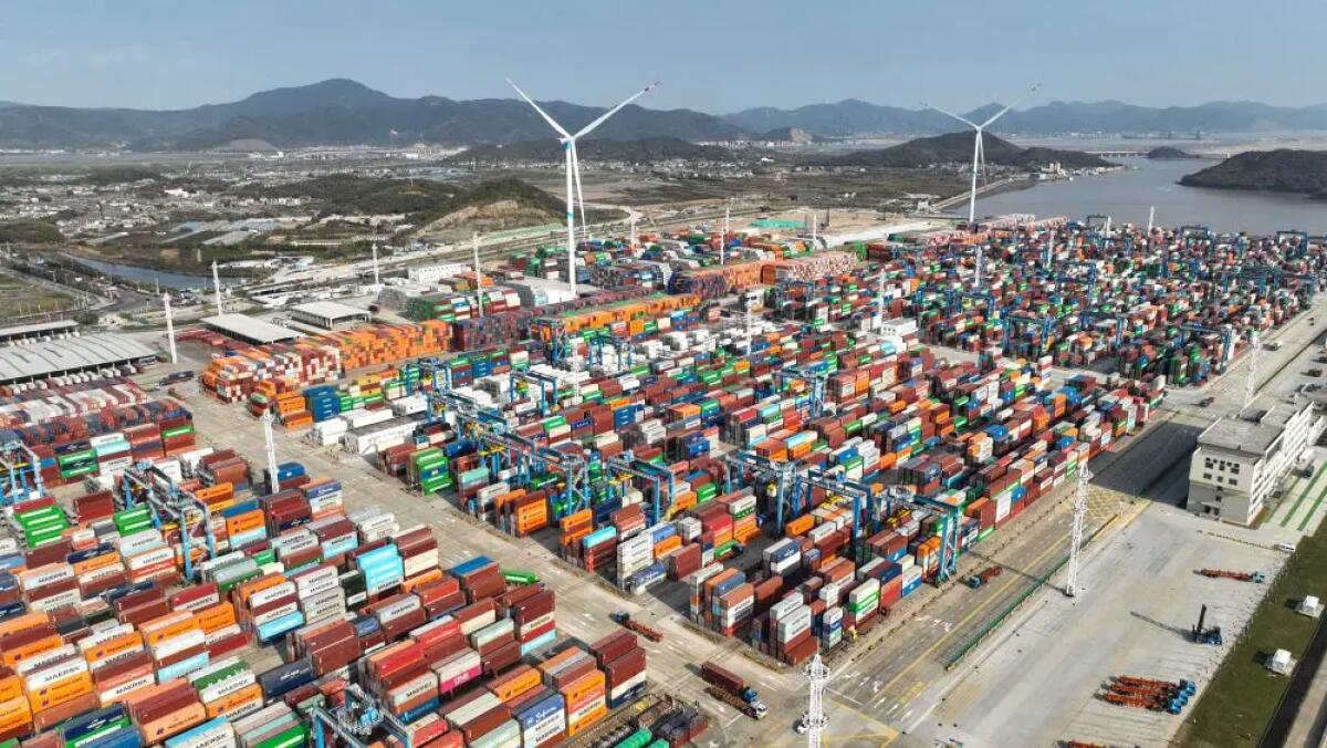Cina, 1,4 mld tonnellate di merci gestite dal porto Ningbo-Zhoushan nel 2025 - 