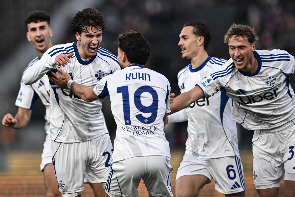 Il Como vince anche a Pisa e continua a sognare l’Europa - 