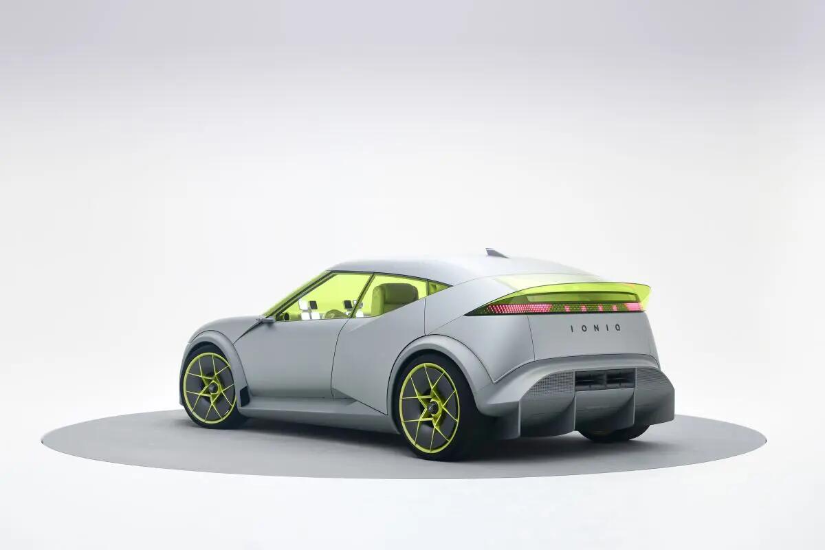 Hyundai IONIQ 3 debutta tra le berline elettriche compatte - 