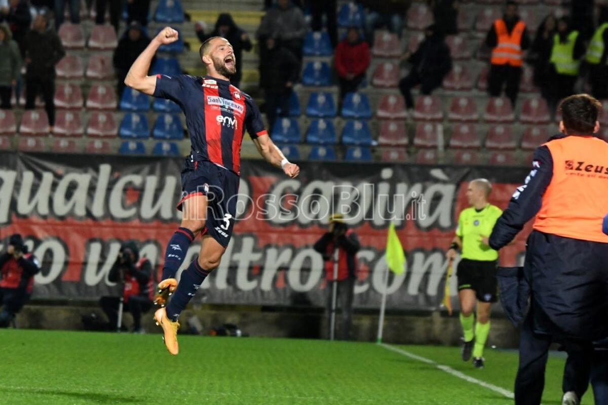 Calciomercato | Crotone, l'ex Giron cambia squadra: l'esterno va al Foggia - 