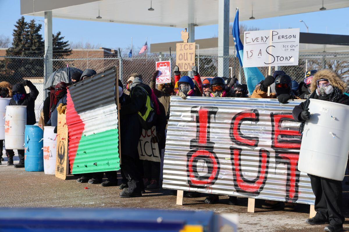 Minneapolis, uomo ucciso da agenti federali, governatore Walz “Trump ritiri ICE” - 