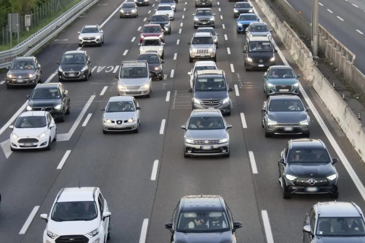 Nel 2025 mercato auto in Ue in crescita dell’1,8%, elettriche e ibride trainano il settore - 