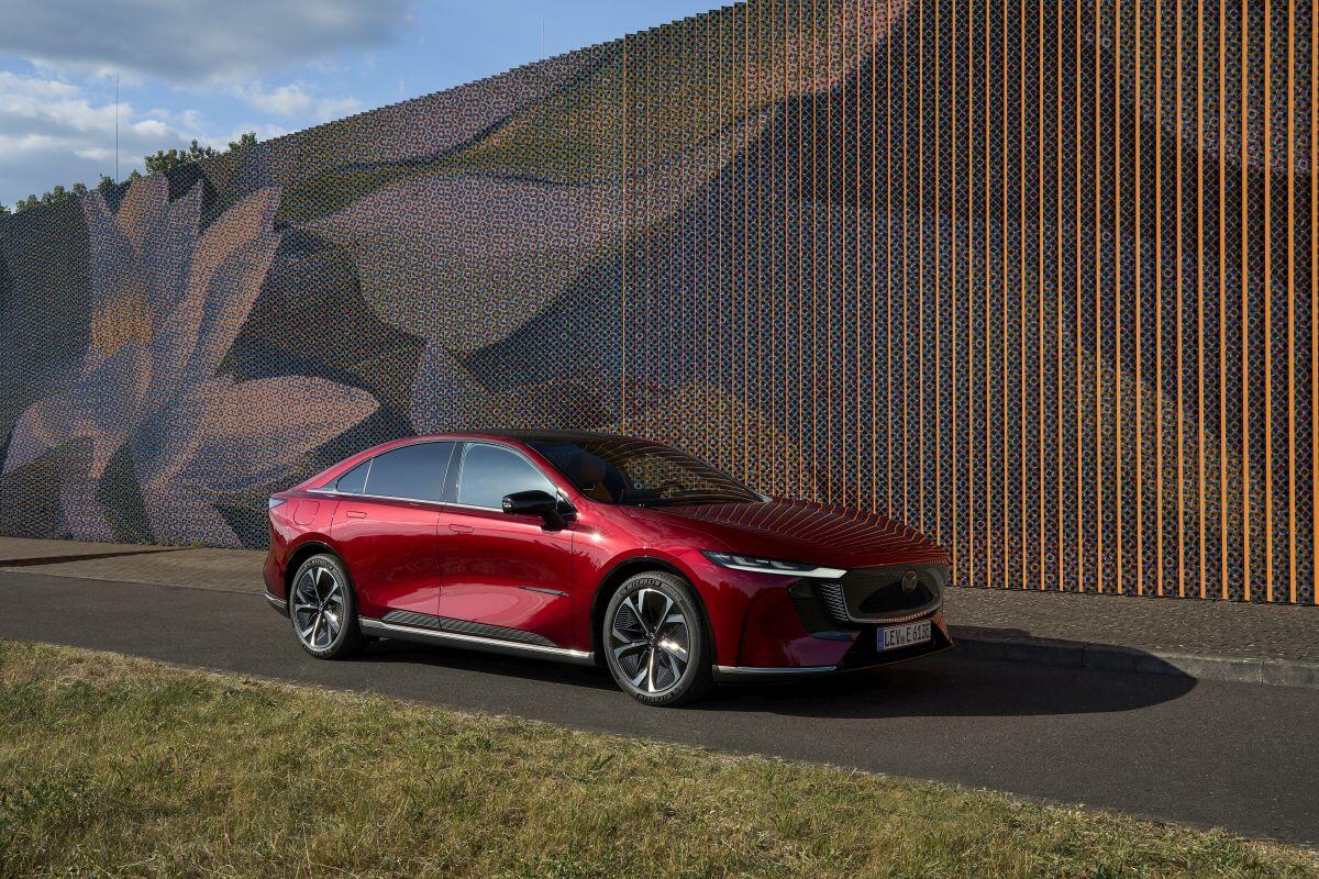 Mazda6e finalista per il World Car Design of the Year 2026 - 