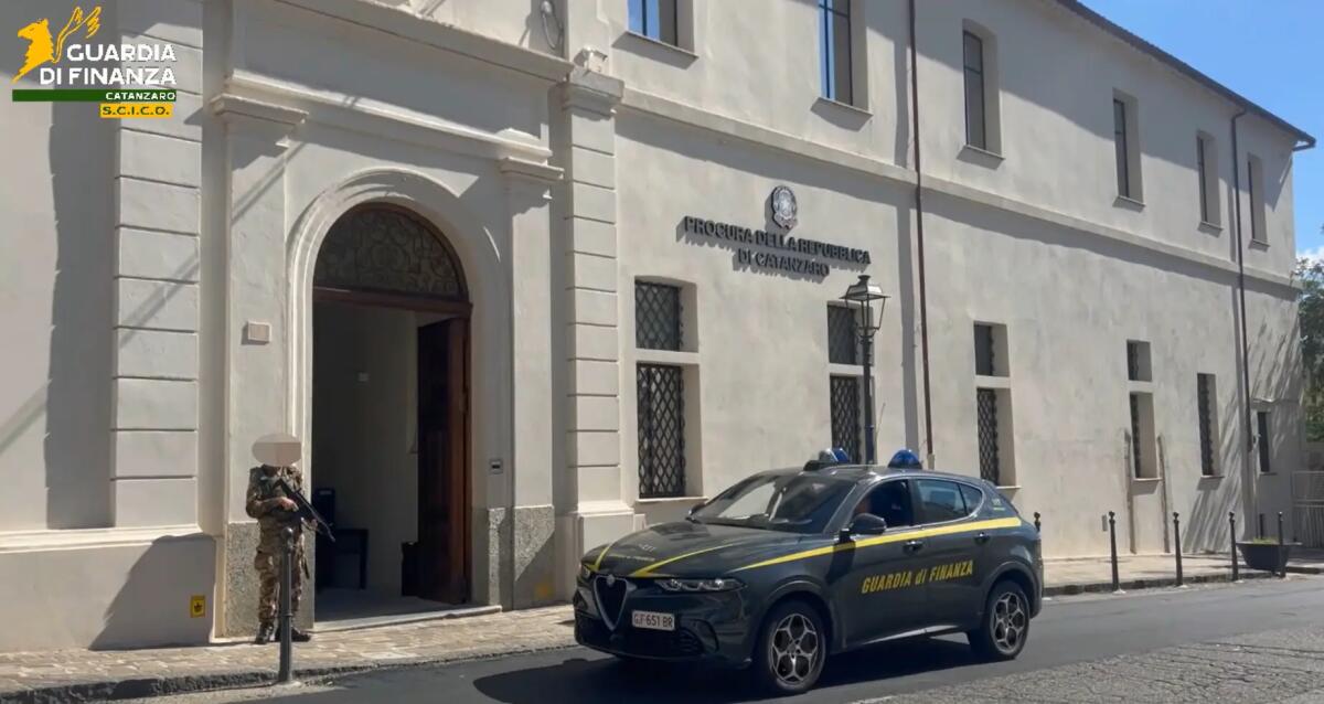 Sequestrati beni per 7 milioni uomo vicino a cosche di Isola di Capo Rizzuto - 