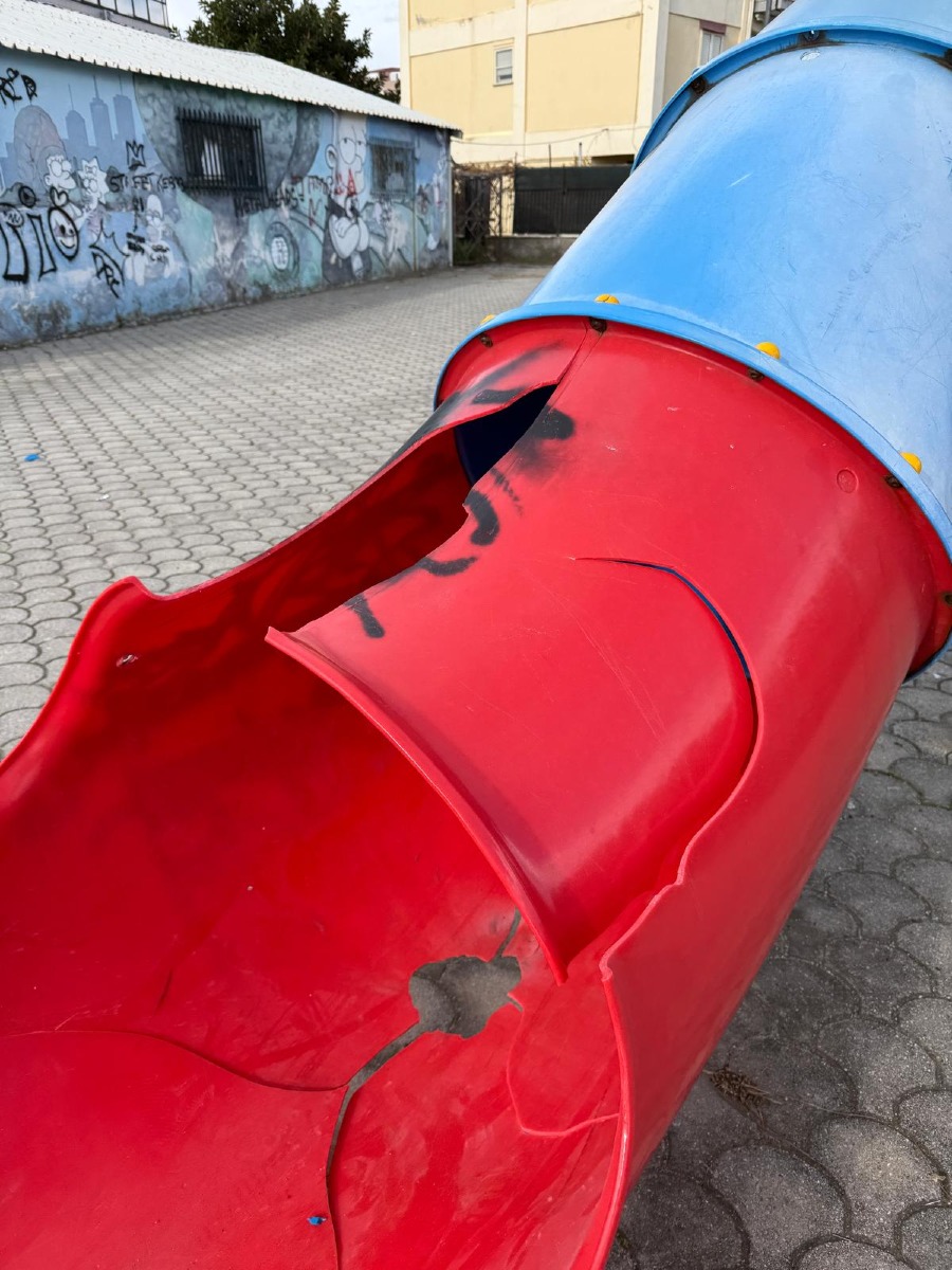 Catanzaro, vandalizzati alcuni giochi per i bimbi sul lungomare