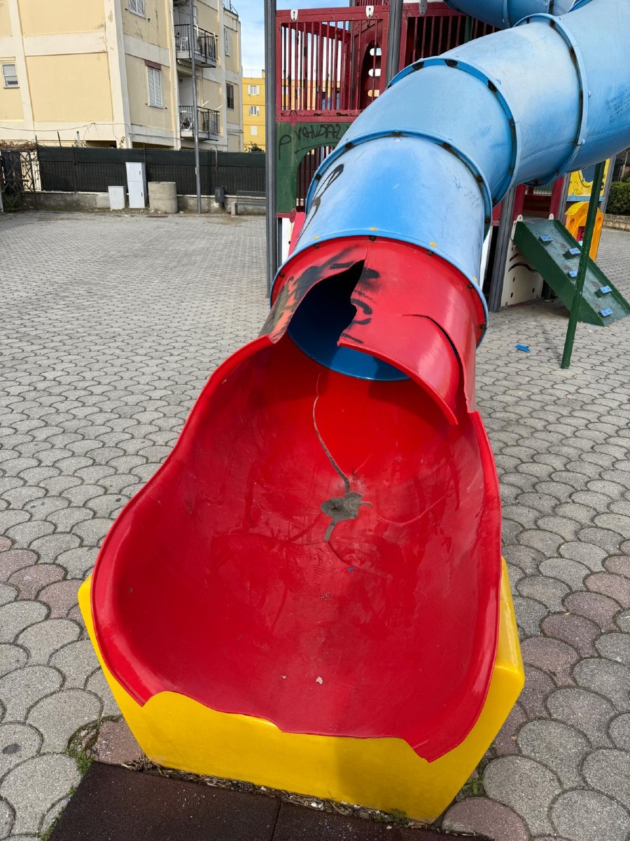 Catanzaro, vandalizzati alcuni giochi per i bimbi sul lungomare