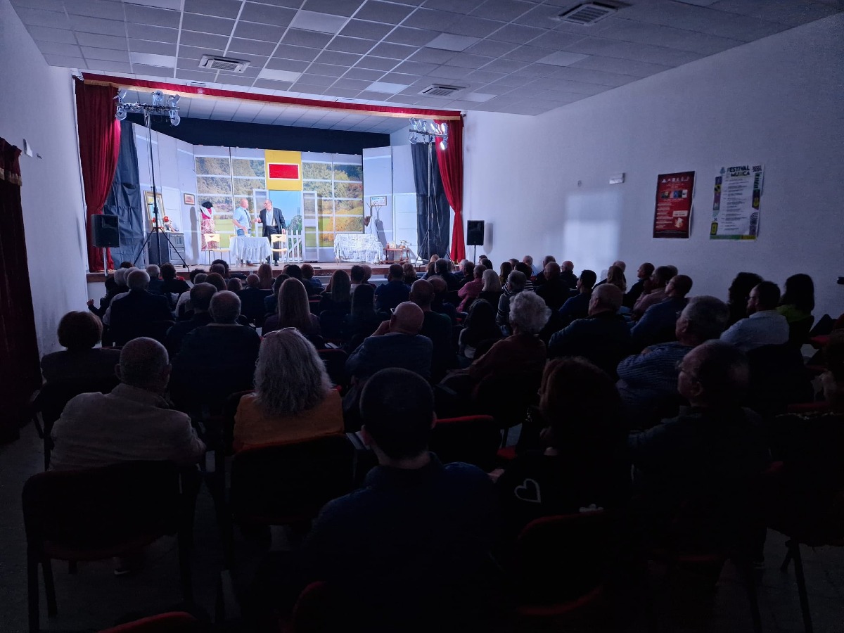 Isola di Capo Rizzuto, risate e riflessione al Teatro Ceramidà con "Tutto a posto" - 