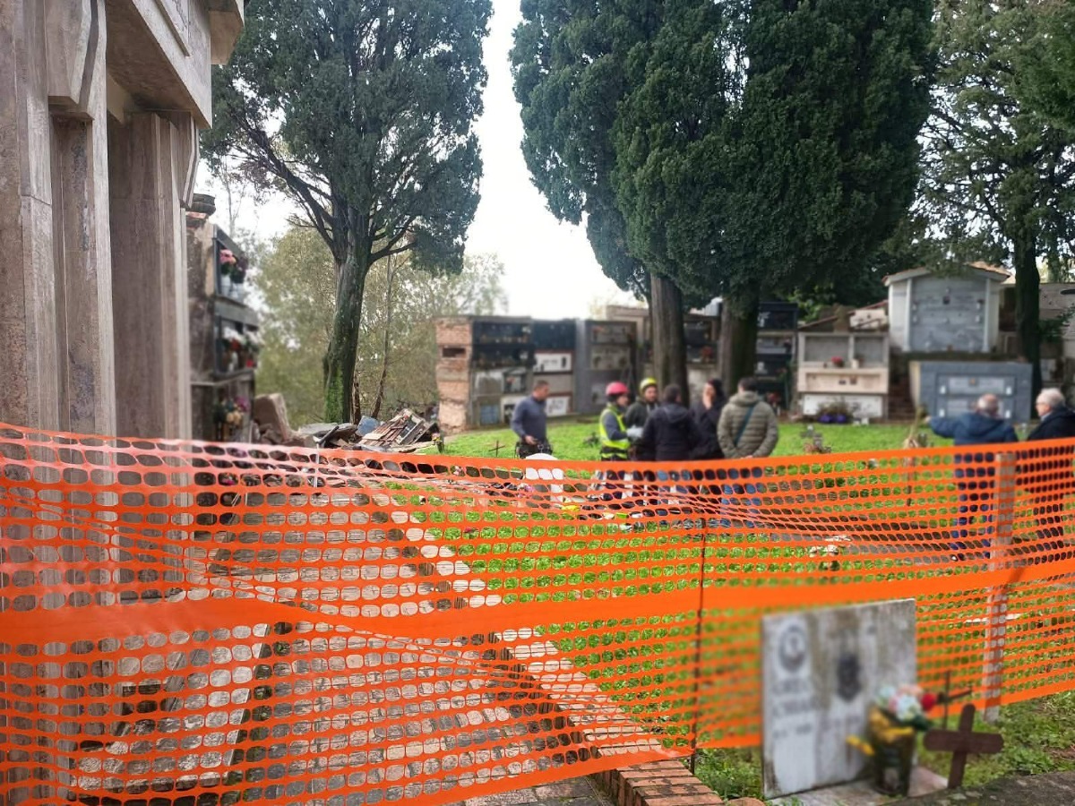 San Mauro Marchesato, recuperate le ultime bare dal dirupo dopo la frana al cimitero - 