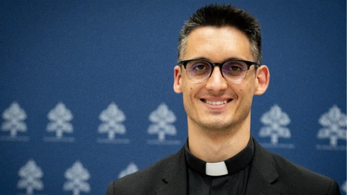 Il prete influencer Ravagnani sospende il ministero: l’annuncio della diocesi di Milano - 