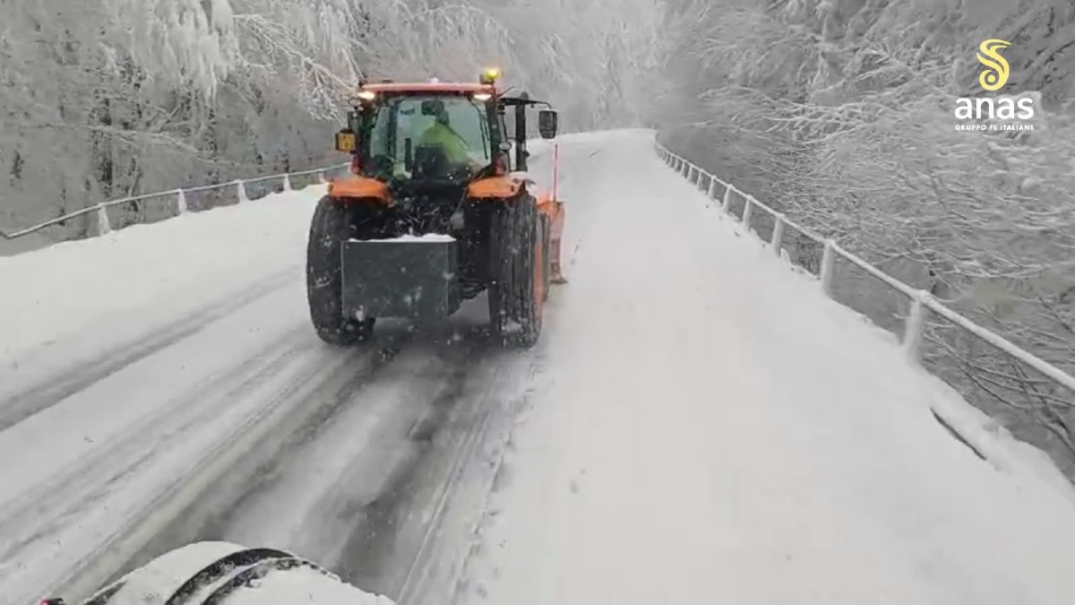 (VIDEO) Maltempo Calabria, neve e mareggiate: Anas mobilita personale e mezzi sulle strade - 