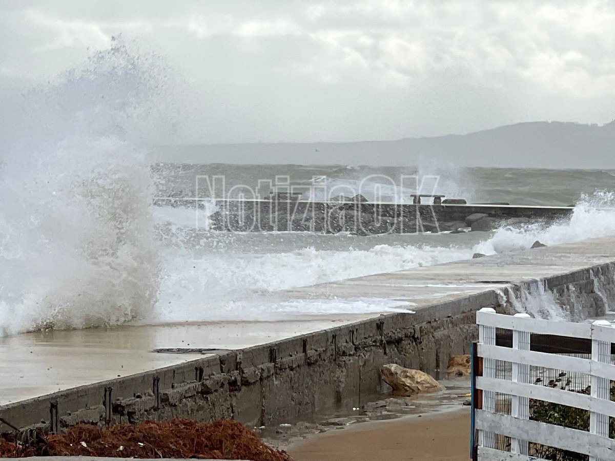 Allerta gialla in Calabria, vento forte a Crotone con mareggiate - 