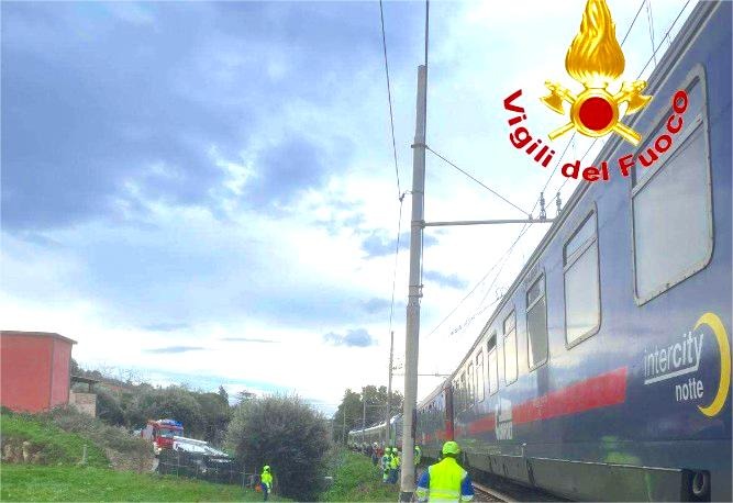 Calabria, treno bloccato a causa del maltempo: trasbordati 40 passeggeri  - 