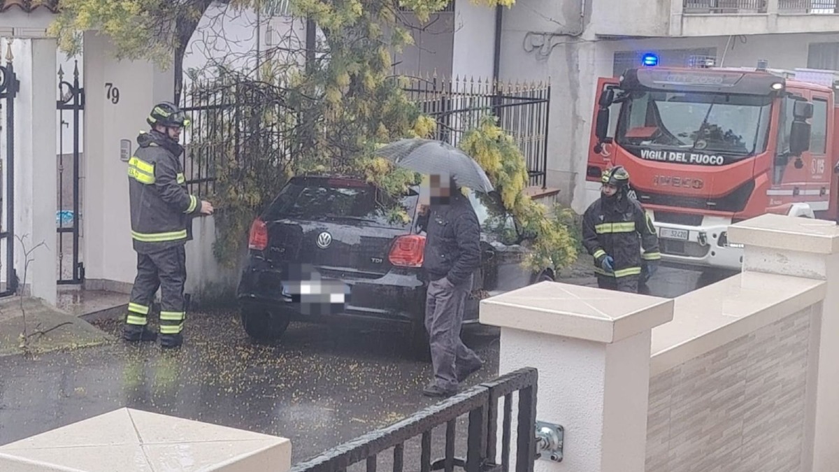 Maltempo nel crotonese, oltre trenta interventi dei Vigili del Fuoco a Crotone - 