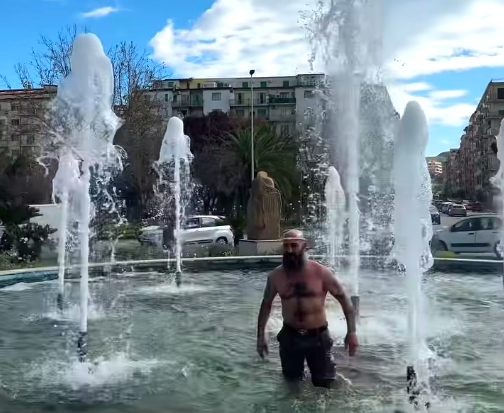 (Video) Crotone, tuffo nella fontana di via XXV Aprile: il video diventa virale sui social - 