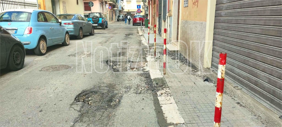 (Foto) Nei Quartieri di Crotone - Via Interna Marina come un campo di guerra - 