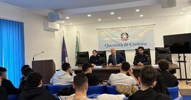 Crotone - La Polizia di Stato incontra gli studenti del Filolao - 