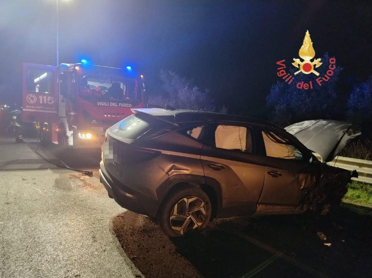 Incidente stradale nella notte: auto perde il controllo e si ribalta - 