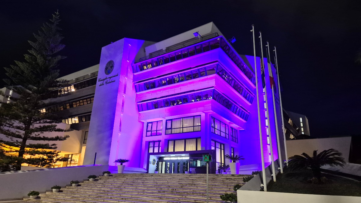Palazzo Capanella si tinge di viola per la Giornata Mondiale contro il Cancro - 