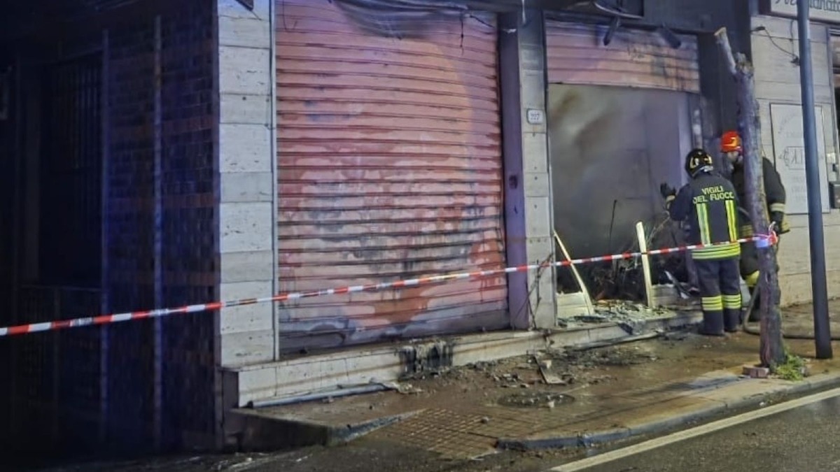 Incendio nella notte a Soveria Mannelli: distrutti tre negozi sul corso - 