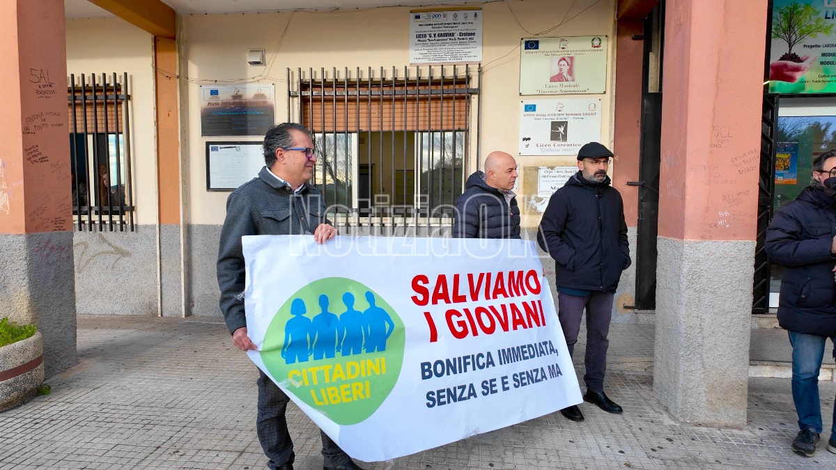 (VIDEO) Crotone - Capannoni ex Mercati Generali, protesta per la sicurezza ambientale - 