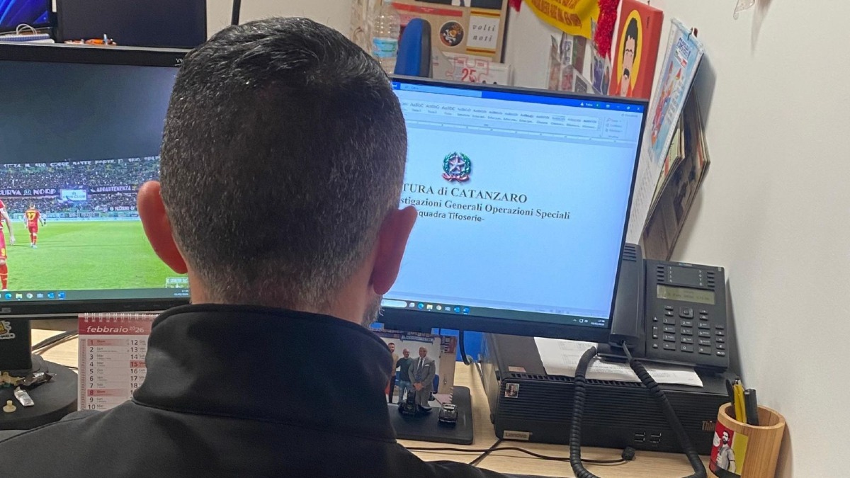 DASPO per un tifoso del Catanzaro: petardo durante la partita contro il Cesena - 