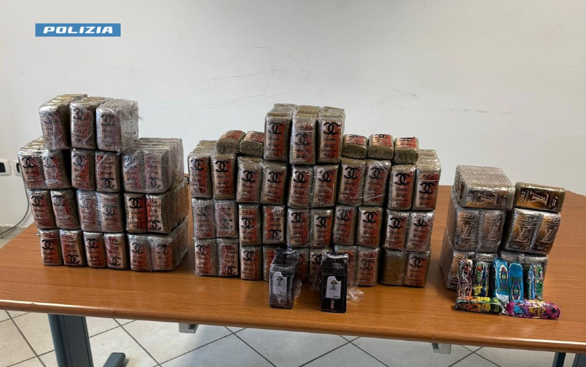 Viaggiava con a bordo 34kg di Hashish: la Polizia di Stato arresta un 50enne - 