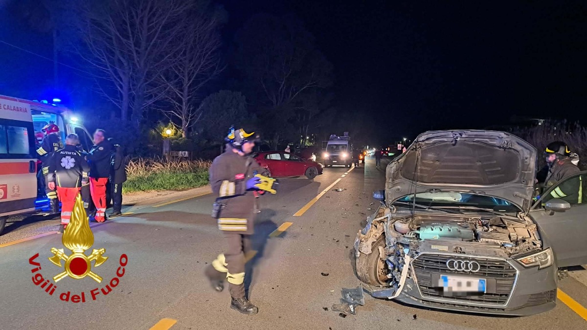 Crotone, violento incidente sulla S.S. 106 a Poggio Pudano: ferite tre persone - 