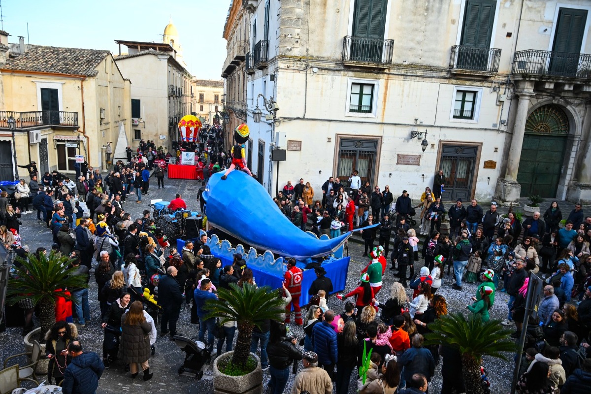 Corigliano-Rossano si prepara al Carnevale 2026: maschere, carri e giochi per grandi e bambini - 