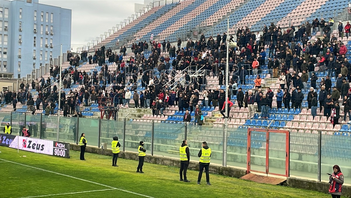 Curva Sud ancora fuori dallo Scida: tifo presente, ma la protesta non si ferma - 