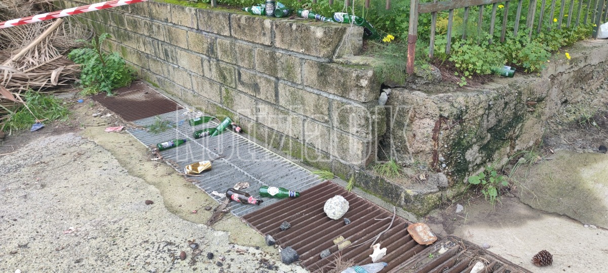 Nei Quartieri di Crotone - Decoro urbano cercasi: i rifiuti si accumulano a due passi dallo Stadio - 