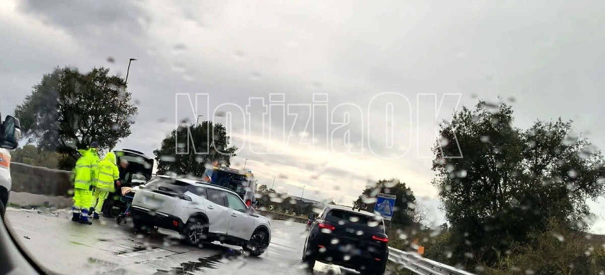 Incidente stradale: scontro tra veicoli, sul posto i mezzi di soccorso - 