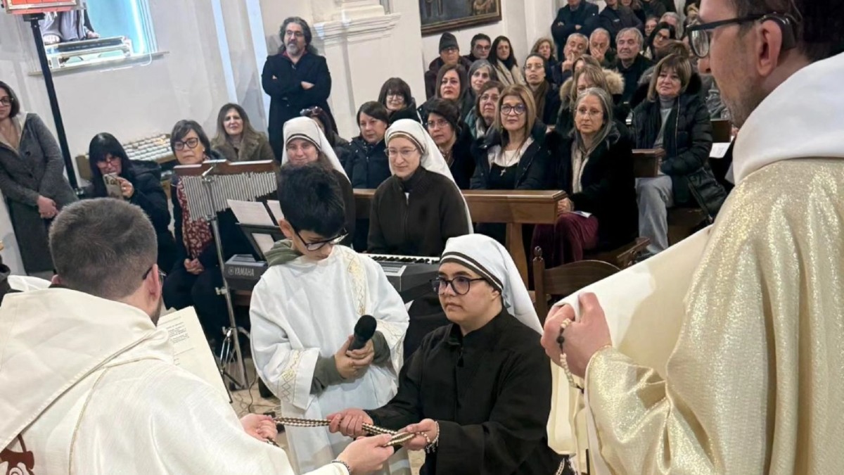 Petilia Policastro in festa: Annarita Saporito pronuncia i primi voti religiosi - 