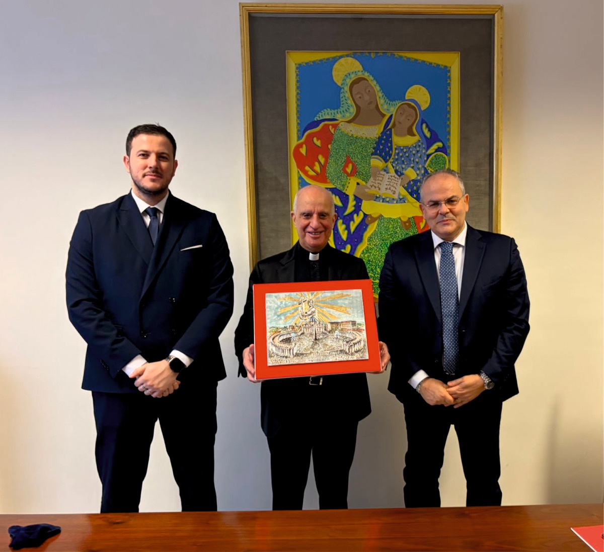 A monsignor Fisichella consegnata l’opera  “Cristo: luce che illumina la speranza dell’umanità” - 