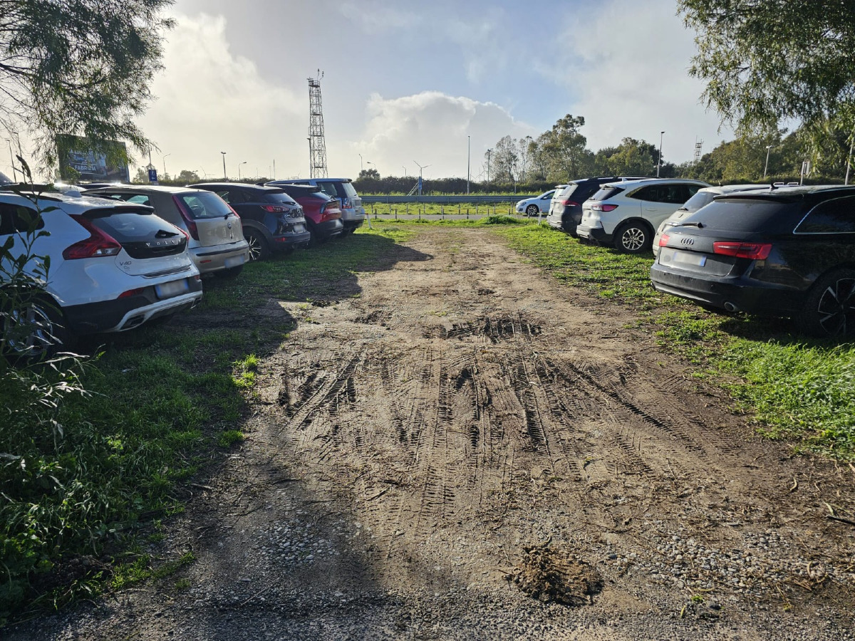 (FOTO) Crotone - All'aeroporto parcheggi a pagamento tra fango e disagi - 