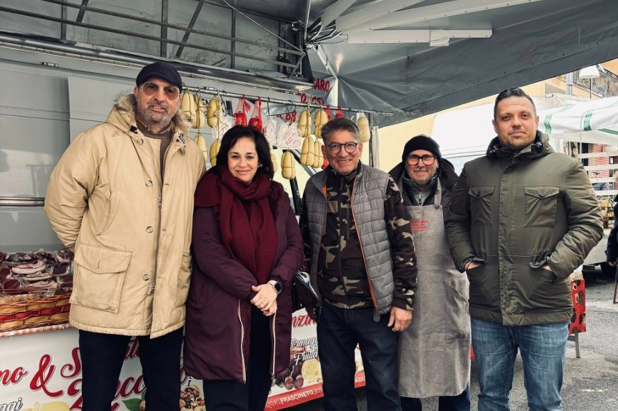 Grande successo per il mercato settimanale di Pedace: confermati i nuovi appuntamenti - 