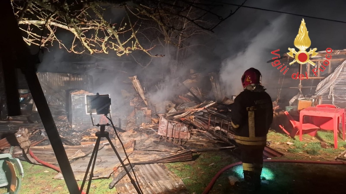 Soveria Mannelli, incendio in magazzini agricoli: fiamme domate senza feriti - 