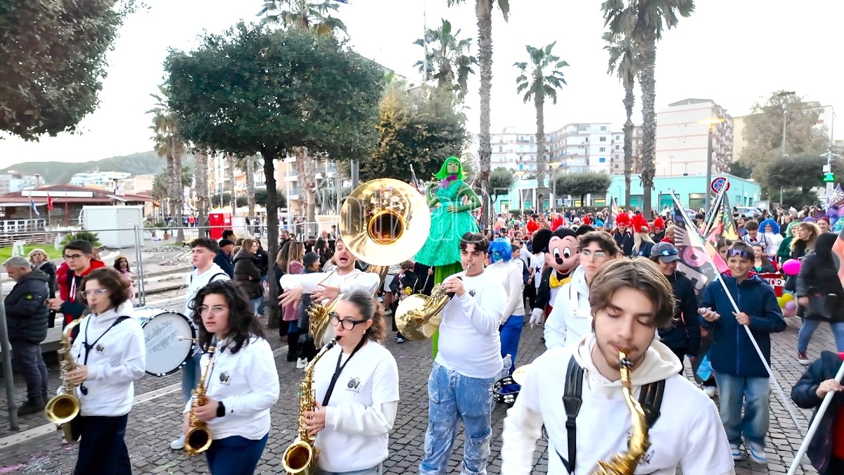 (VIDEO) Carnival Race, sul lungomare di Crotone parte la festa della vela giovanile - 