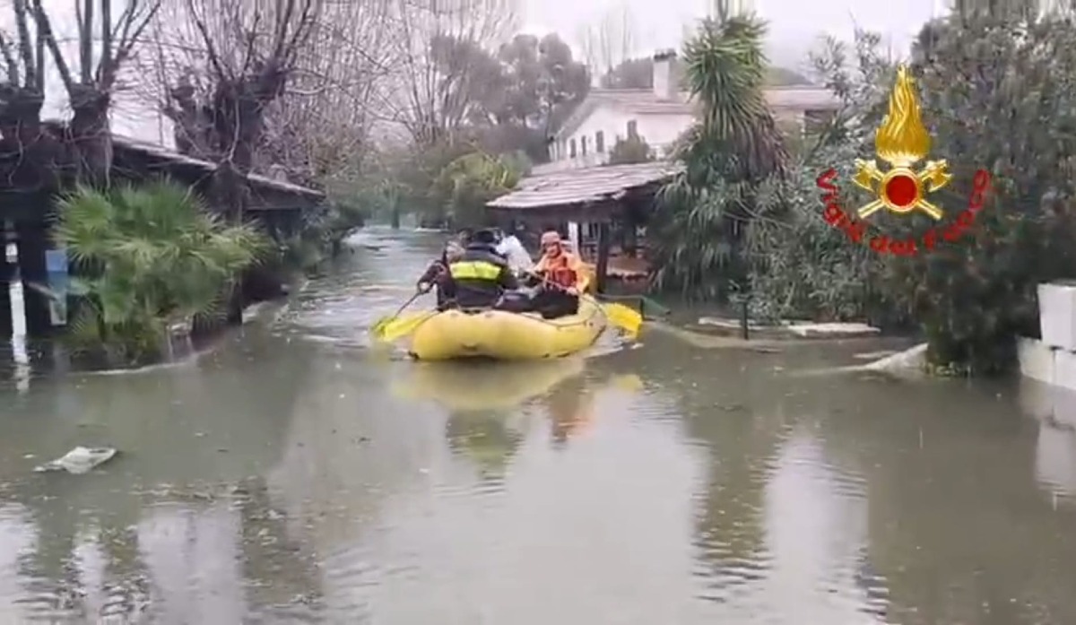 (VIDEO) Maltempo, Crotone in aiuto a Cosenza: vigili del fuoco in azione - 