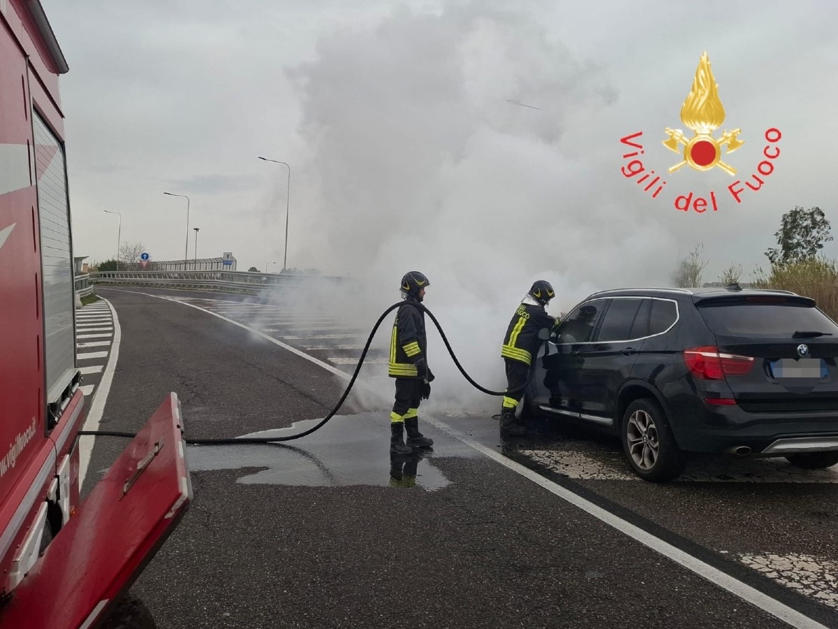 Incendio auto sulla SS280, intervenuti i Vigili del Fuoco di Lamezia Terme - 