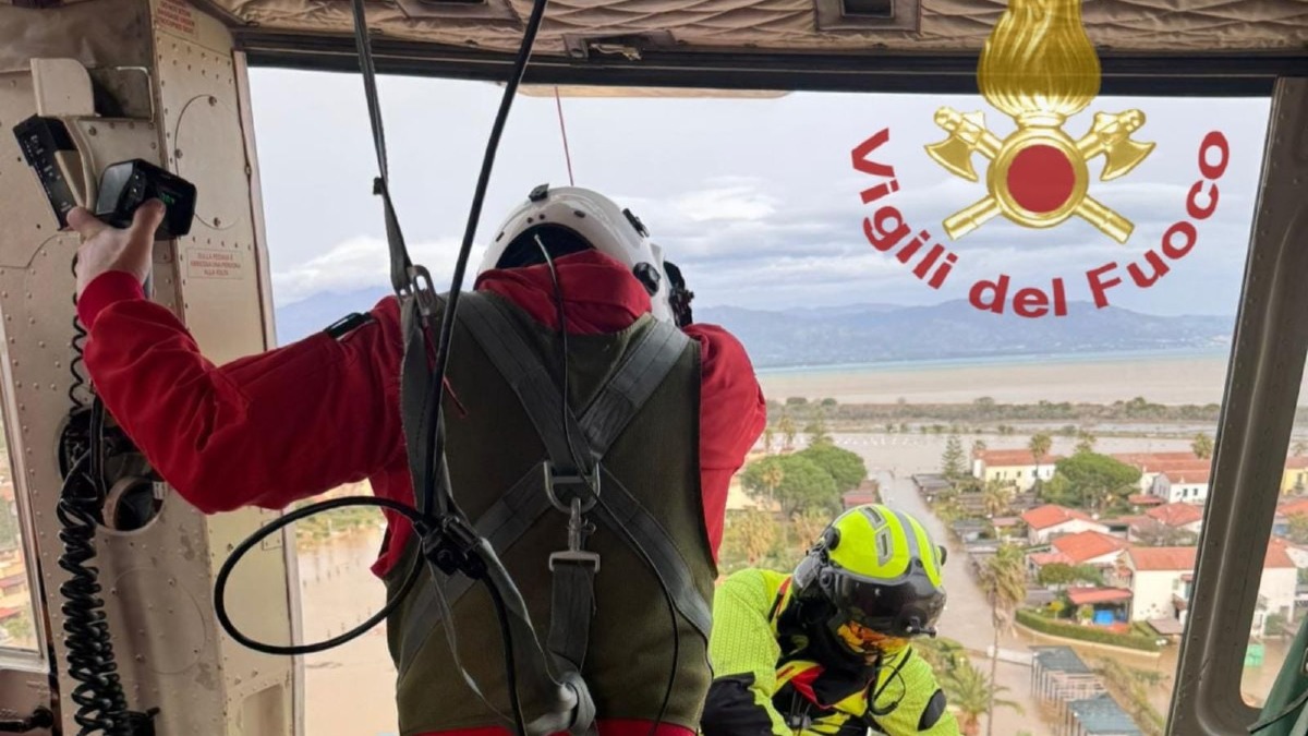 Elicotteri dei Vigili del Fuoco salvano alluvionati a Cassano allo Ionio - 