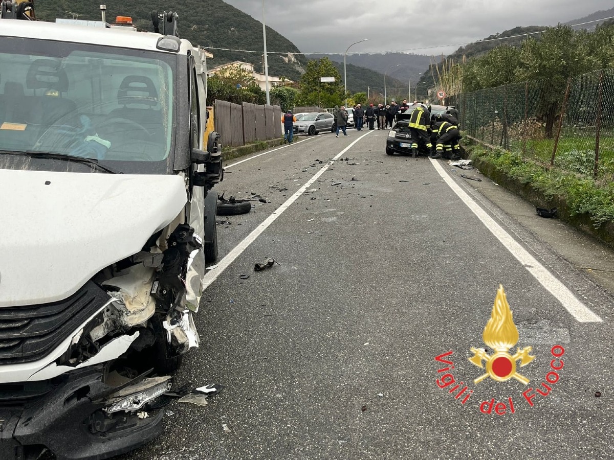 Giovane incastrata in auto a Lamezia, estratta dai vigili del fuoco - 