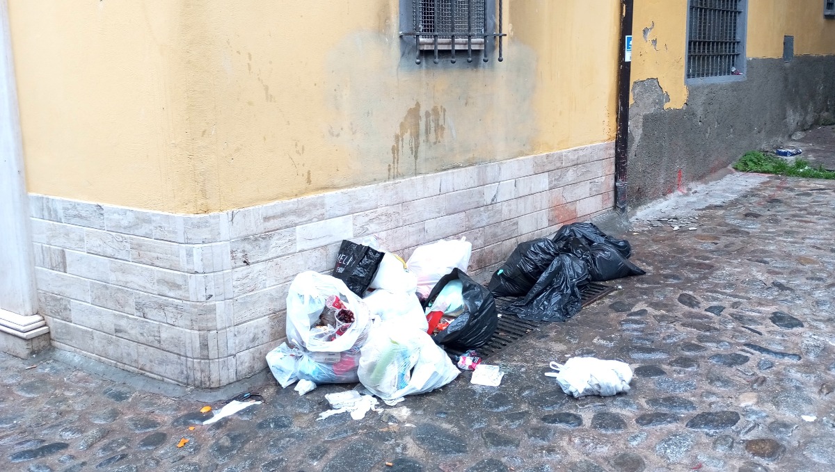 Crotone, centro storico tra spazzatura e auto in piazza: allarme Amici del tedesco - 