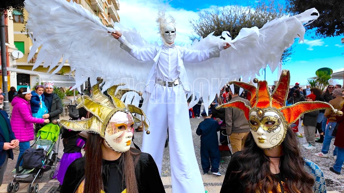 (VIDEO) Carnevale sul lungomare, il sole riporta colori e famiglie in festa - 