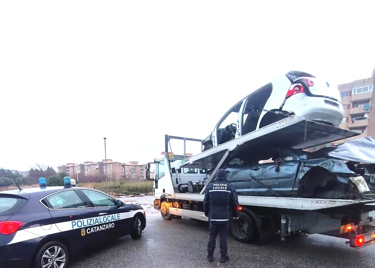 Catanzaro, rimossi 16 veicoli abbandonati dal centro ad Aranceto