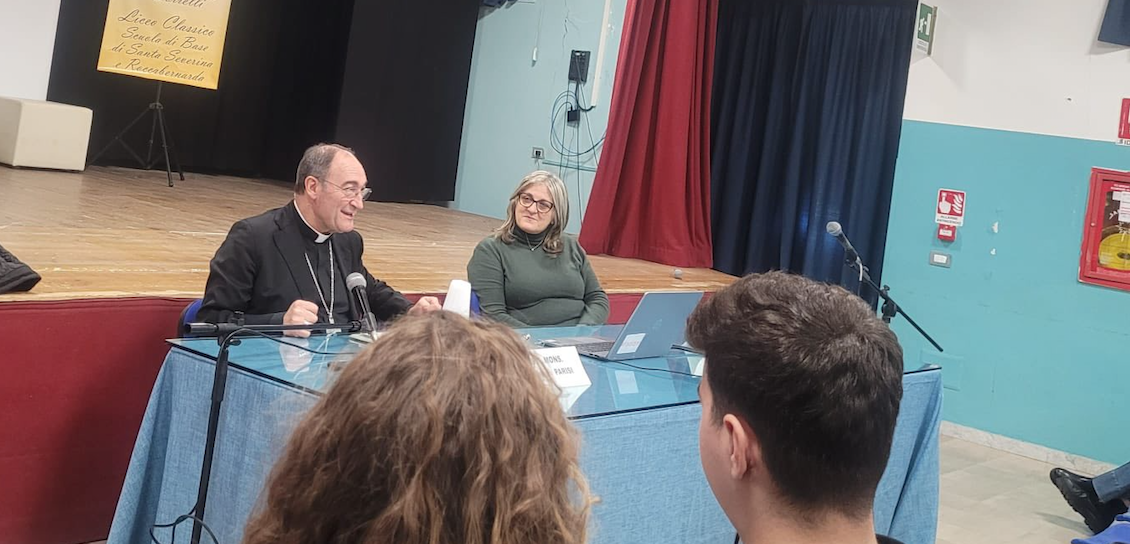 Santa Severina - Al Liceo Borrelli Lectio Magistralis di Mons. Parisi - 